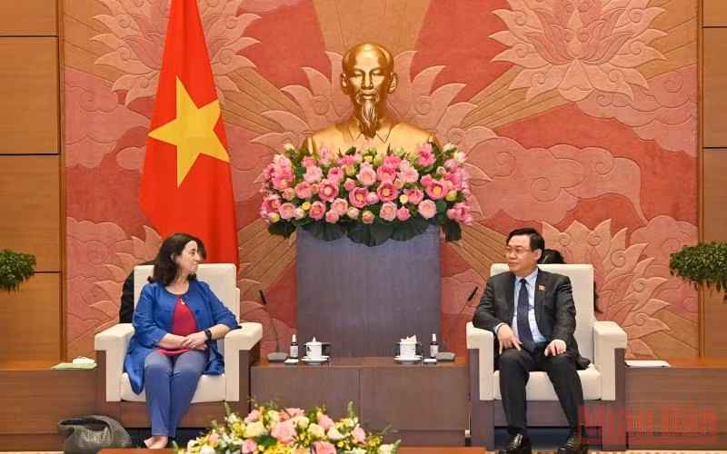 Chủ tịch Quốc hội Vương Đình Huệ tiếp bà Manuela V. Ferro, Phó Chủ tịch Ngân hàng Thế giới phụ trách khu vực Đông Á-Thái Bình Dương. (Ảnh: Duy Linh)