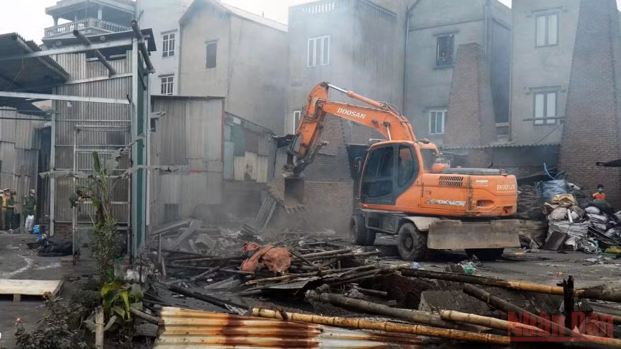 Thực hiện cưỡng chế với 140 hộ vi phạm đất tại xã Văn Môn, huyện Yên Phong, tỉnh Bắc Ninh.