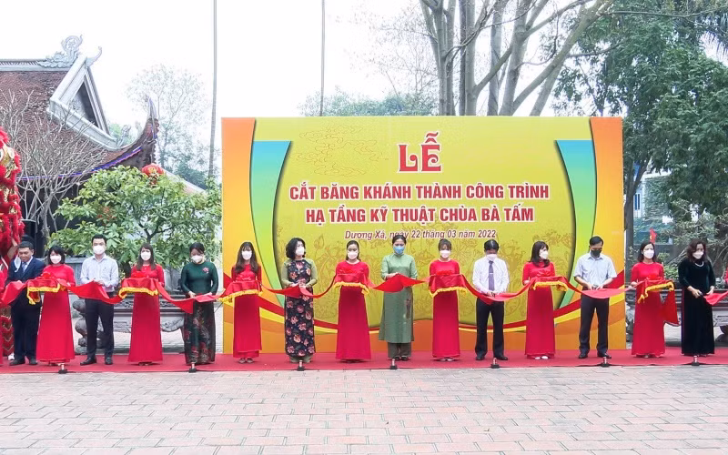 Các đại biểu cắt băng khánh thành dự án hạ tầng kỹ thuật chùa Bà Tấm.