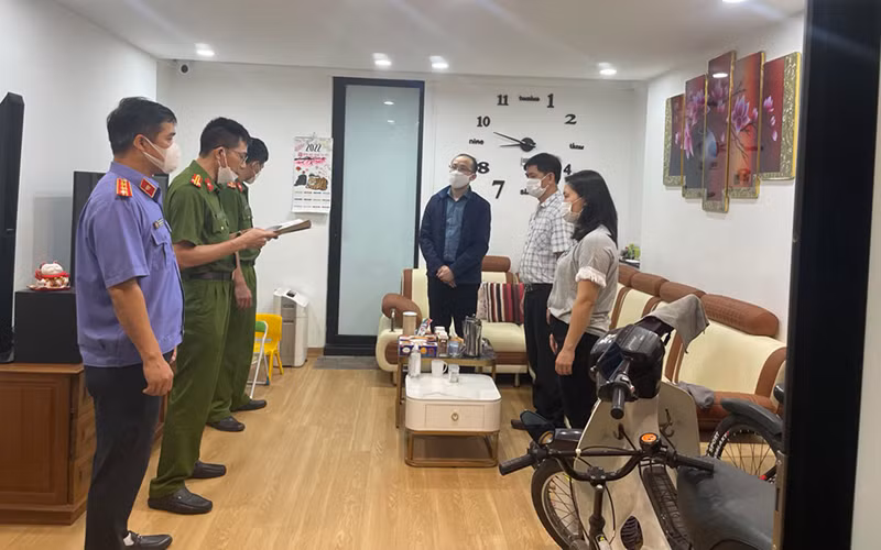 Cơ quan Công an thi hành quyết định khởi tố bị can và lệnh bắt bị can để tạm giam đối với Nguyễn Tấn Hoàng.