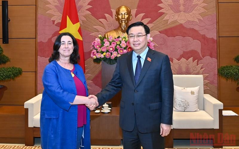 Chủ tịch Quốc hội Vương Đình Huệ đón tiếp bà Manuela V. Ferro, Phó Chủ tịch Ngân hàng Thế giới phụ trách khu vực Đông Á-Thái Bình Dương. (Ảnh: Duy Linh) BND_1077-1647956786265.jpeg