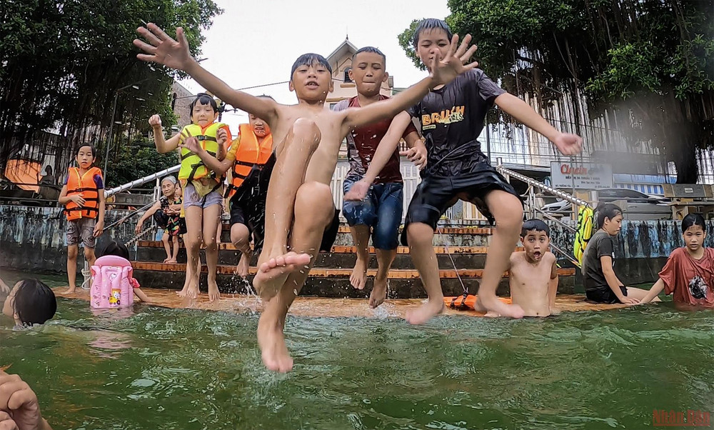 Giữa những ngày nóng bức, được bơi lội trong làn nước trong xanh khiến trẻ em rất thích thú. 28.jpg -0