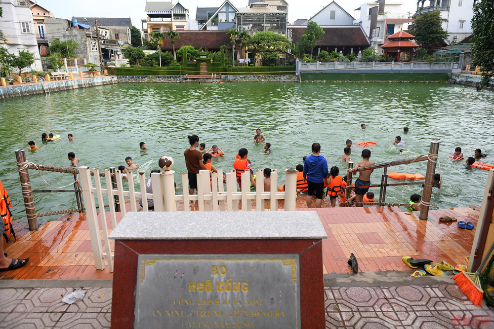 Ao Ngõ Cống, công trình được 2 xóm An Ninh và Trung Tiến đứng ra cải tạo xây dựng bằng kinh phí do người dân tự đóng góp được hoàn thành vào năm 2016. Nơi đây với màu nước xanh lục thủy, bờ ao được lát đá, có bậc lên xuống như những bể bơi hiện đại. Ao làng nước màu xanh lục thủy ' biến' thành bể bơi cho trẻ em -0