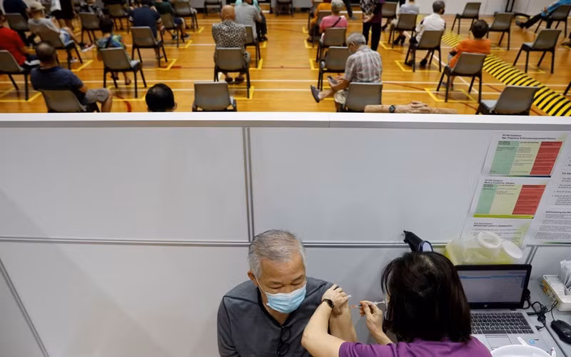Singapore nằm trong những quốc gia có độ phủ vaccine cao nhất thế giới. (Ảnh: Reuters)