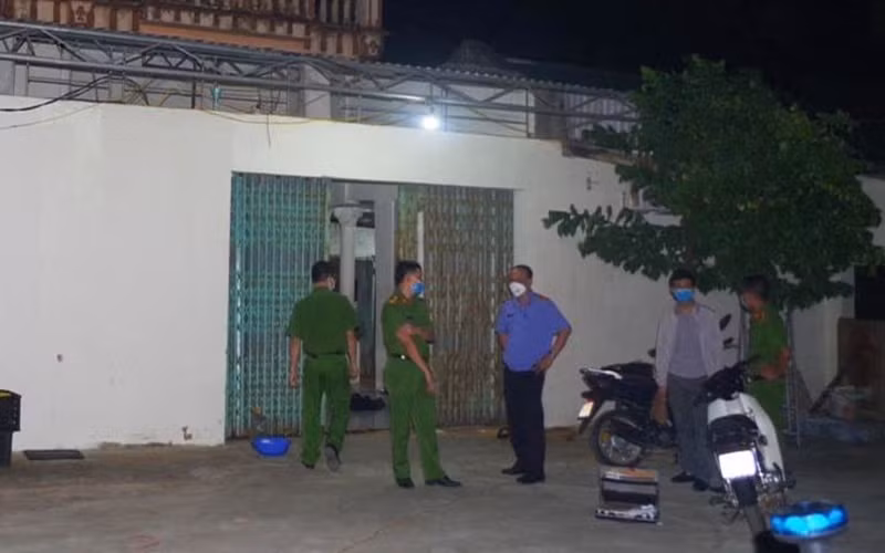 Lực lượng chức năng tại hiện trường vụ trọng án.