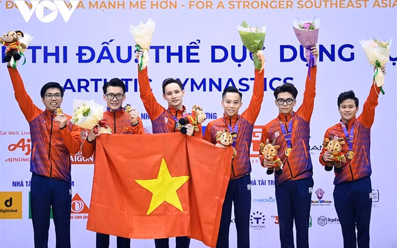 Các vận động viên mang về tấm Huy chương vàng cho tuyển Thể dục dụng cụ Việt Nam ở nội dung đồng đội nam.