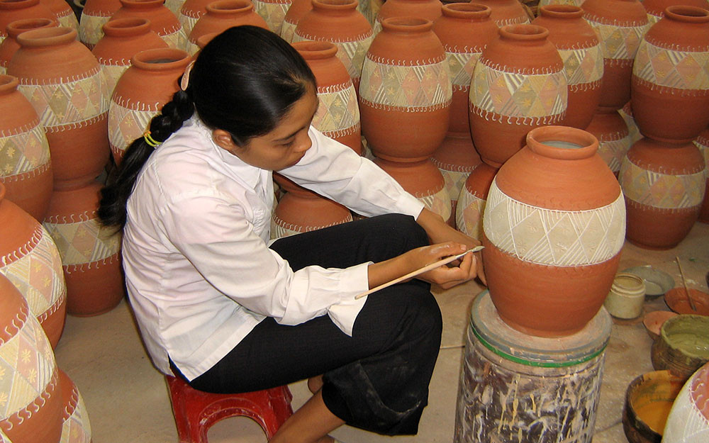 Ứng dụng họa tiết trang trí dân gian vào sản xuất gốm thương mại ở Bắc Giang. Văn hóa dân gian trong đời sống đương đại -0
