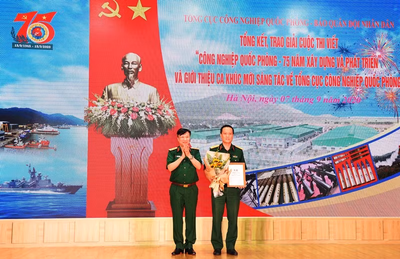 Trung tướng Nguyễn Mạnh Hùng, Chính ủy Tổng cục CNQP trao giải cho tác giả có tác phẩm đoạt Giải nhất cuộc thi viết.