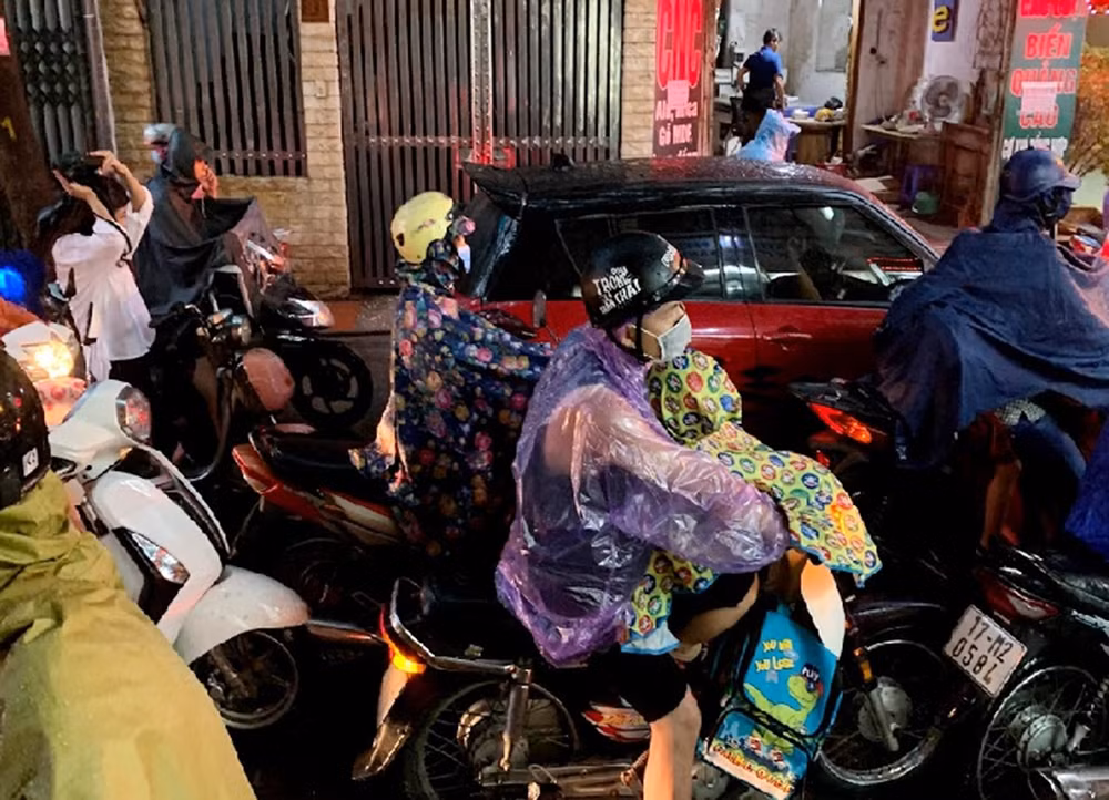 Hà Nội mưa lớn, ùn tắc nghiêm trọng sáng đầu tuần -0