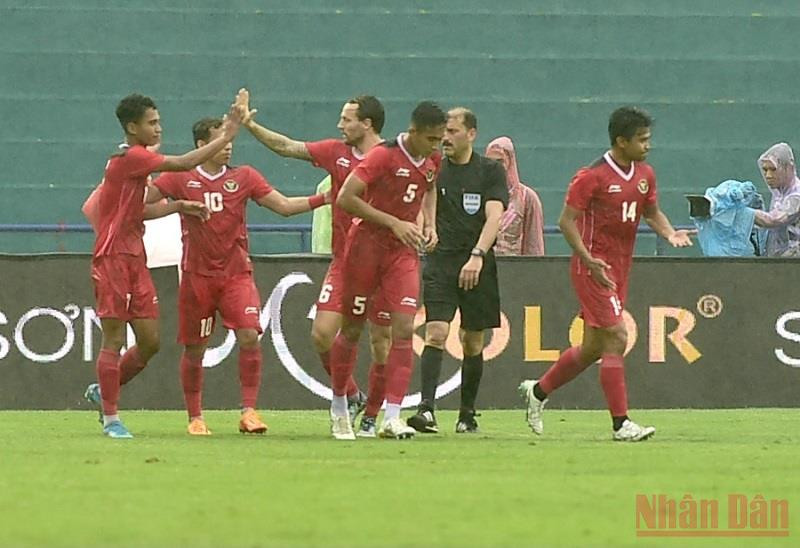 Các cầu thủ U23 Indonesia ăn mừng bàn thắng thứ 3 vào lưới U23 Myanmar. (Ảnh: TRẦN HẢI) U23 Indonesia và U23 Việt Nam giành vé vào bán kết -0