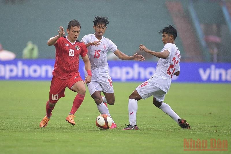Pha tranh bóng giữa cầu thủ 2 đội. (Ảnh: TRẦN HẢI) U23 Indonesia và U23 Việt Nam giành vé vào bán kết -0