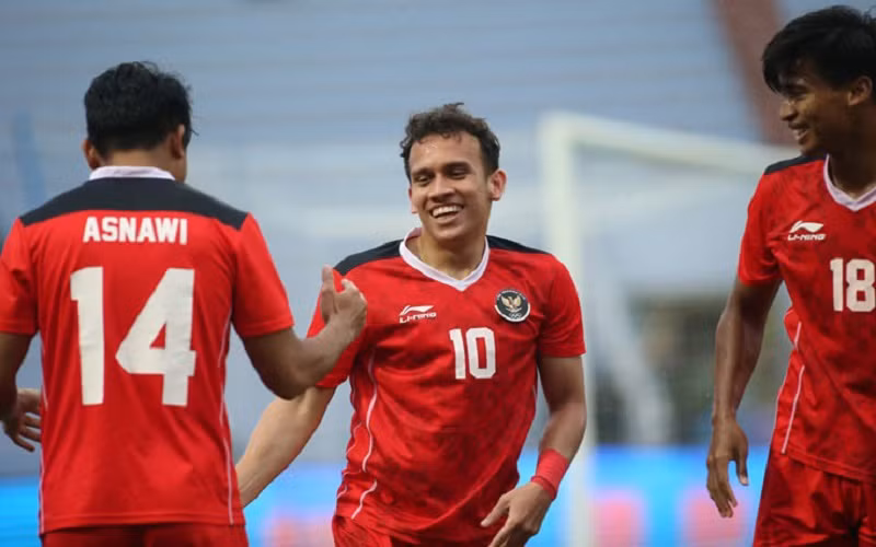 Tiền đạo Egy Maulana Vikri (số 10) ăn mừng sau khi ghi bàn mở tỷ số cho U23 Indonesia. (Ảnh: 24h.com.vn)