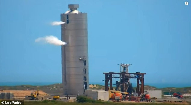 SN6 đang lắc lư trên bệ phóng trước khi lên không trung. SpaceX bay thử nghiệm nguyên mẫu mới tàu vũ trụ Starlink lên sao Hỏa -0