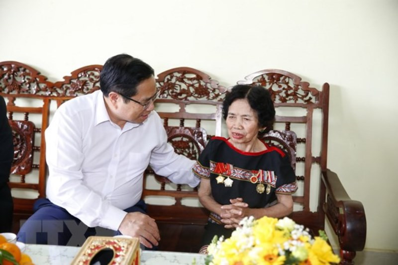 Thủ tướng Phạm Minh Chính nói chuyện với thương binh hạng ¾ Y Thu tại phường Trà Bá, thành phố Pleiku, tỉnh Gia Lai. (Ảnh: Văn Điệp/TTXVN) Đoàn kết, khai thác mọi tiềm năng để Gia Lai phát triển bền vững -0