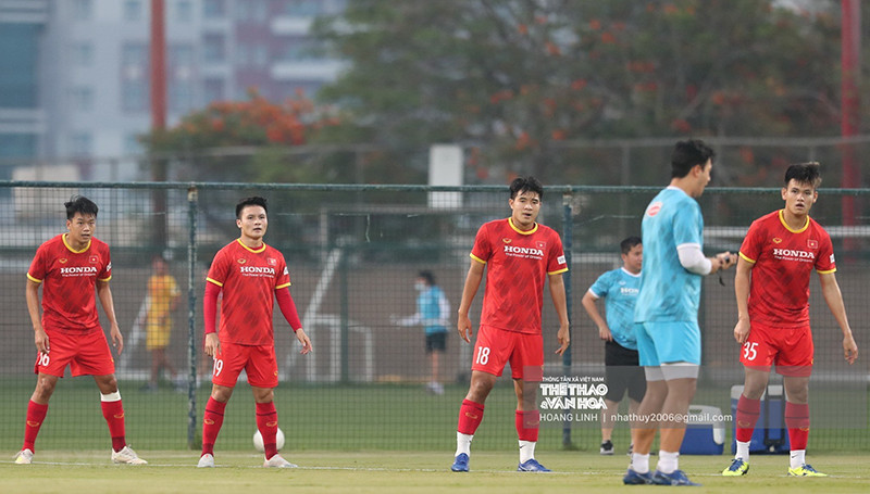 Các cầu thủ đội tuyển Việt Nam trong một buổi tập. (Ảnh: HOÀNG LINH/TTXVN) Vòng loại World Cup: Quang Hải sẵn sàng, Tuấn Anh khó dự trận gặp UAE -0