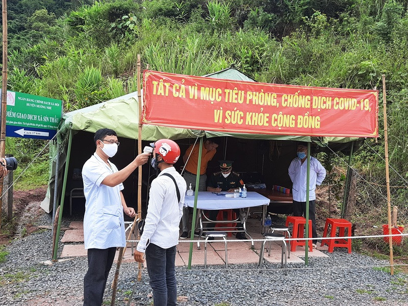 Cán bộ, chiến sĩ Đồn Biên phòng Sen Thượng thực hiện kiểm soát phòng dịch Covid-19 tại chốt cố định. Điện Biên lập hai chốt kiểm dịch trên hai tuyến quốc lộ -0