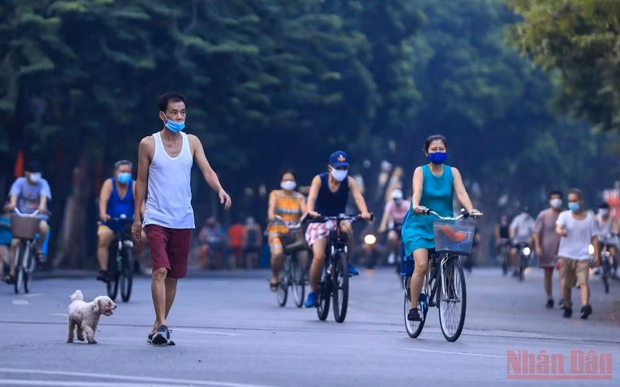 Người dân ra đường tập thể dục dù Hà Nội chưa cho phép các hoạt động thể dục, thể thao ngoài trời hoạt động trở lại. (Ảnh: HIỂU MINH).