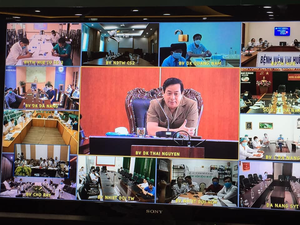 PGS, TS Lương Ngọc Khuê, Cục trưởng Cục quản lý Khám, chữa bệnh, Giám đốc Trung tâm quản lý và điều hành bệnh nhân Covid-19 tham dự và cùng điều hành tại điểm cầu BV đa khoa Trung ương Thái Nguyên. Các ca Covid-19 nặng đã tạm ổn, Bộ Y tế dồn lực cho Đà Nẵng -0