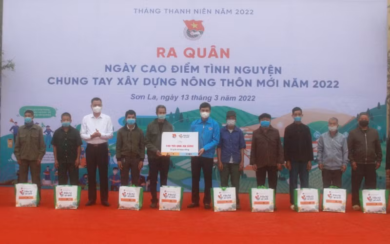 Đồng chí Bùi Quang Huy và Phó Chủ tịch UBND tỉnh Sơn La trao gói quà an sinh cho người dân.