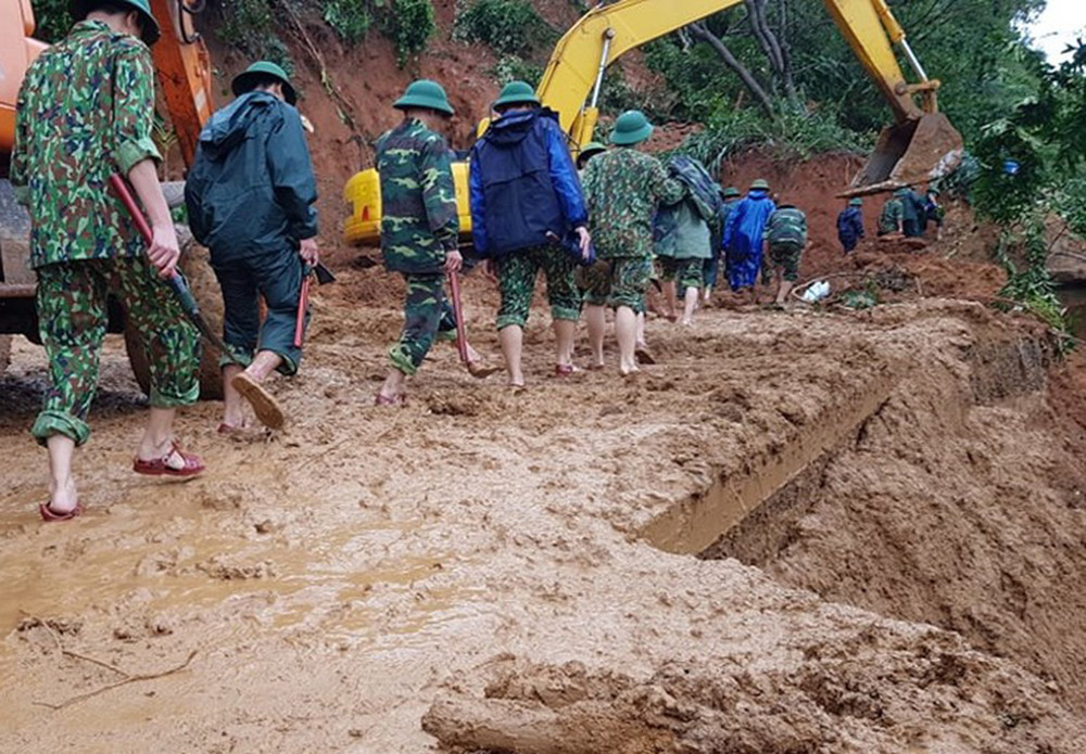 Tắc đường, đoàn cứu nạn, cứu hộ phải lội bùn đất đi bộ khoảng 3km để vào hiện trường. (Ảnh: QUANG HUY) Sạt lở đất tại Quảng Trị vùi lấp nhiều cán bộ, chiến sĩ: Đã tìm thấy ba thi thể đầu tiên -0