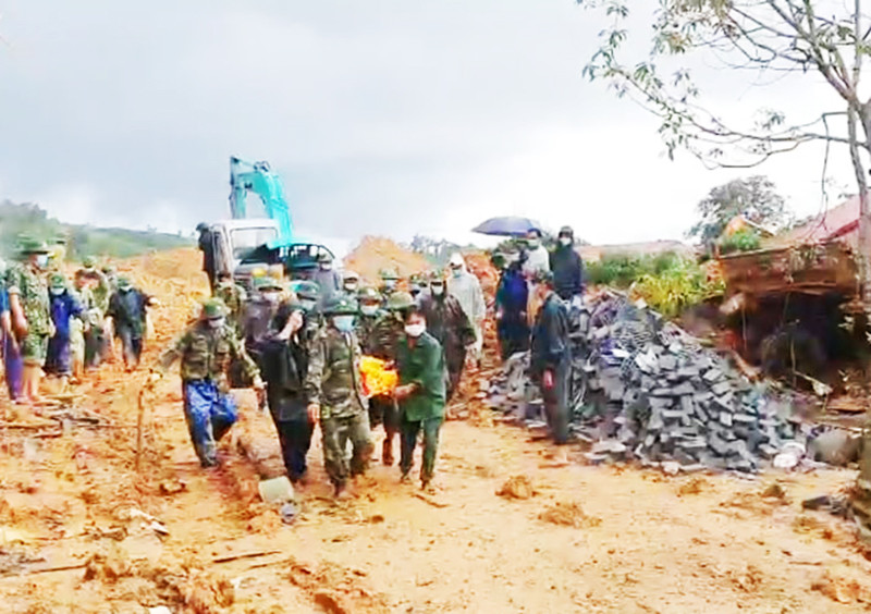 Lực lượng cứu hộ đưa thi thể chiến sĩ ra ngoài (Ảnh: QUANG HUY) Cứu nạn tại Quảng Trị: Tìm thấy 11 thi thể, đất đá tiếp tục sạt lở, cứu hộ gặp khó khăn -0