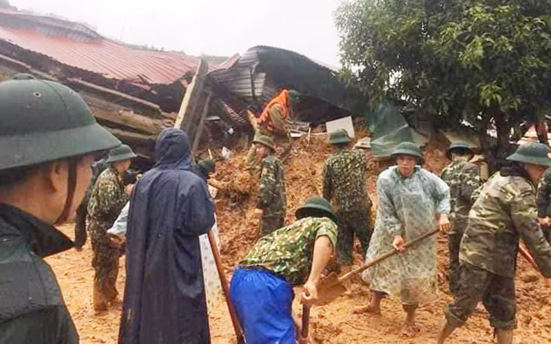 Lực lượng cứu hộ, cứu nạn tiếp cận hiện trường vụ sạt lở đất. (Ảnh: QUANG HUY)
