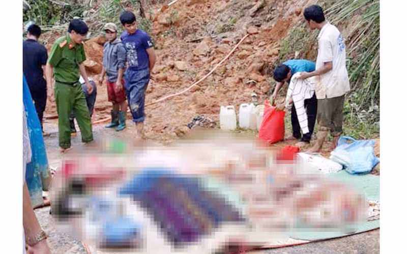 Thi thể gia đình anh Phơi được cơ quan chức năng tìm thấy hồi 10 giờ 30 ngày 18-10.