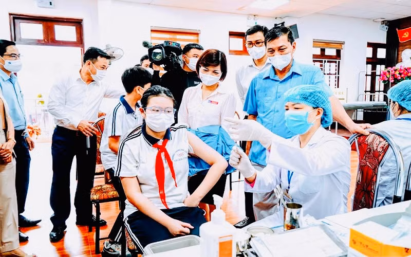 Chủ tịch UBND thành phố Hải Phòng kiểm tra công tác tiêm chủng vaccine phòng Covid-19 tại Trường trung học cơ sở Ngô Quyền sáng 20/4. (Ảnh: Cổng thông tin điện tử thành phố Hải Phòng)