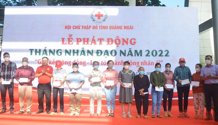 Tặng 1.000 áo phao cho ngư dân nghèo Quảng Ngãi -0