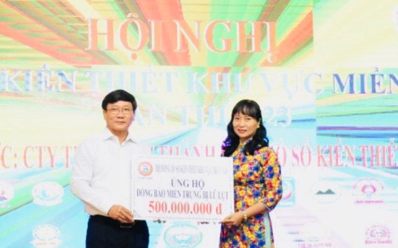 Hội đồng Xổ số kiến thiết khu vực miền nam trao số tiền 500 triệu đồng, giúp đỡ đồng bào miền trung đang bị thiên tai lũ lụt.