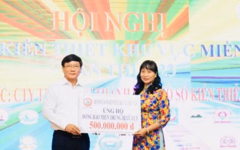 Hội đồng Xổ số kiến thiết khu vực miền nam trao số tiền 500 triệu đồng, giúp đỡ đồng bào miền trung đang bị thiên tai lũ lụt.