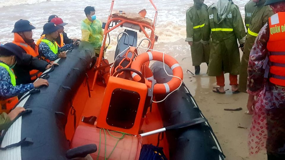Dốc sức cứu chín người mắc kẹt trên tàu bị chìm ở biển Quảng Trị ảnh 5 Dốc sức cứu chín người mắc kẹt trên tàu bị chìm ở biển Quảng Trị -0