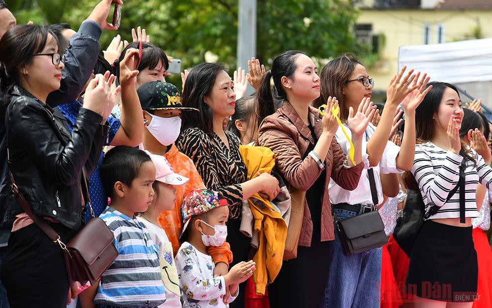Đông đảo người dân và du khách có mặt tại liên hoan để cổ vũ cho các đội thi. vd_6-1602341028716.jpg