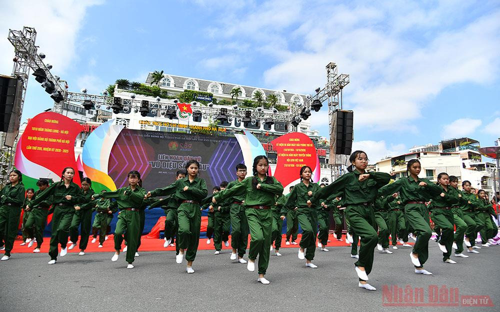 Dân vũ là loại hình nghệ thuật sinh hoạt văn hóa cộng đồng được bắt nguồn từ những động tác, điệu nhảy mô tả đời sống sinh hoạt, lao động và lễ hội của các dân tộc. vd_2-1602341028561.jpg