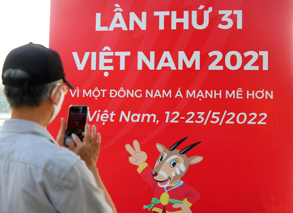 Nhiều người dân cảm thấy thích thú trước tạo hình linh vật và các biểu tượng trên băng rôn chào đón SEA Games 31. (Ảnh: THÀNH ĐẠT) Đường phố Hà Nội trang hoàng chào đón SEA Games 31 -0