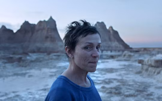Nữ diễn viên Frances McDormand trong bộ phim giành giải Sư tử vàng "Nomadland".