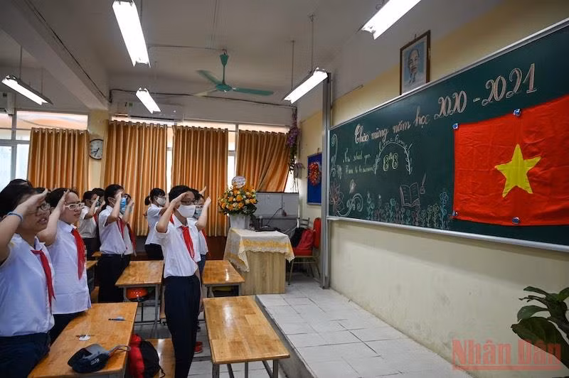 Học sinh Hà Nội thực hiện nghi thức chào cờ tại lớp học trong Lễ khai giảng năm học 2020-2021. Ảnh: DUY LINH