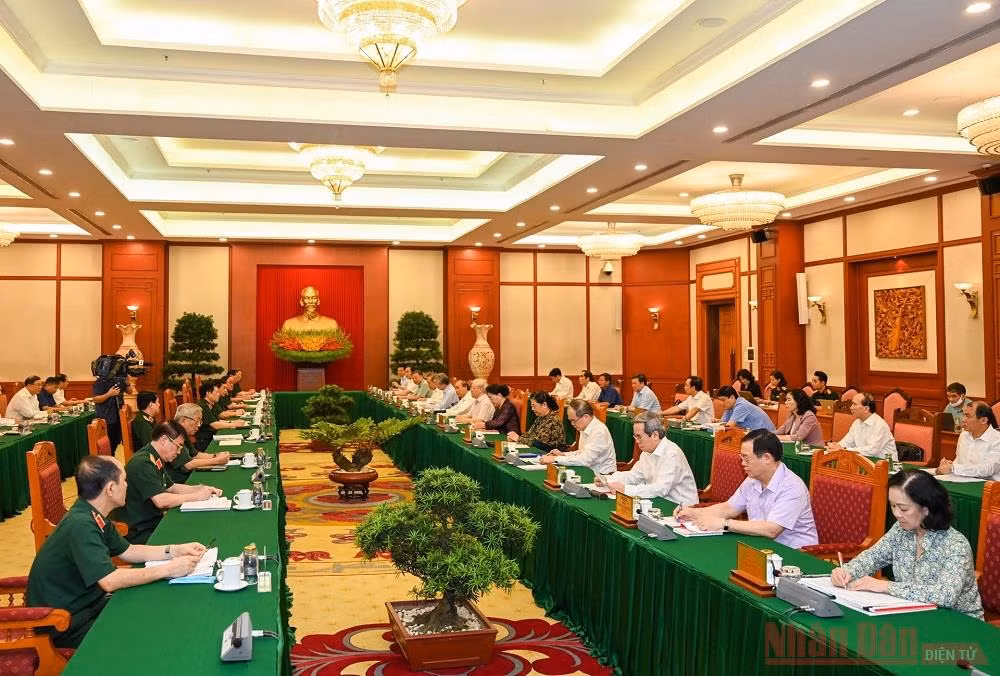 Tập thể Bộ Chính trị làm việc với Thường vụ Quân ủy Trung ương, sáng 12-9. (Ảnh: DUY LINH)