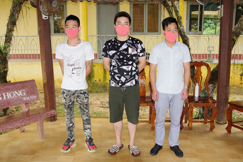Ba đối tượng người Trung Quốc nhập cảnh trái phép. (Ảnh: PHÚ QUÝ)