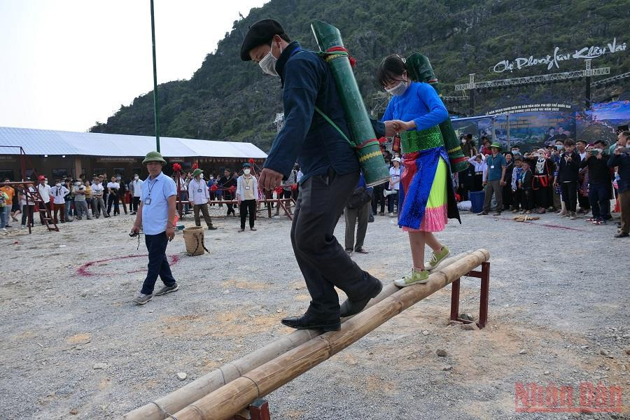 Người dân tham gia trò chơi dân gian tại lễ hội chợ tình Khâu Vai. Phiên chợ tình ca trên Cao nguyên đá Đồng Văn -0