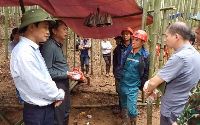 Các đồng chí Thường trực UBND tỉnh Cao Bằng kiểm tra, chỉ đạo công tác tìm kiếm, cứu nạn tại hiện trường.