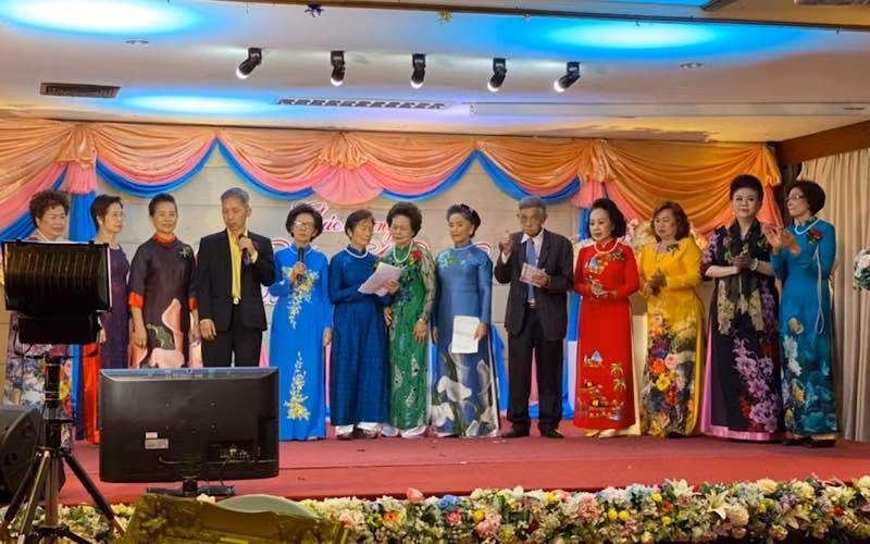 Các thầy, cô giáo được tôn vinh tại buổi lễ.