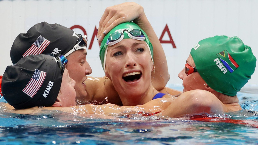 Tatjana Schoenmaker (Nam Phi) không giấu được cảm xúc khi phá kỷ lục thế giới và giành vàng ở nội dung bơi ếch 200m nữ. (Ảnh: Reuters) Những khoảnh khắc đáng nhớ tại Olympic Tokyo 2020 -0