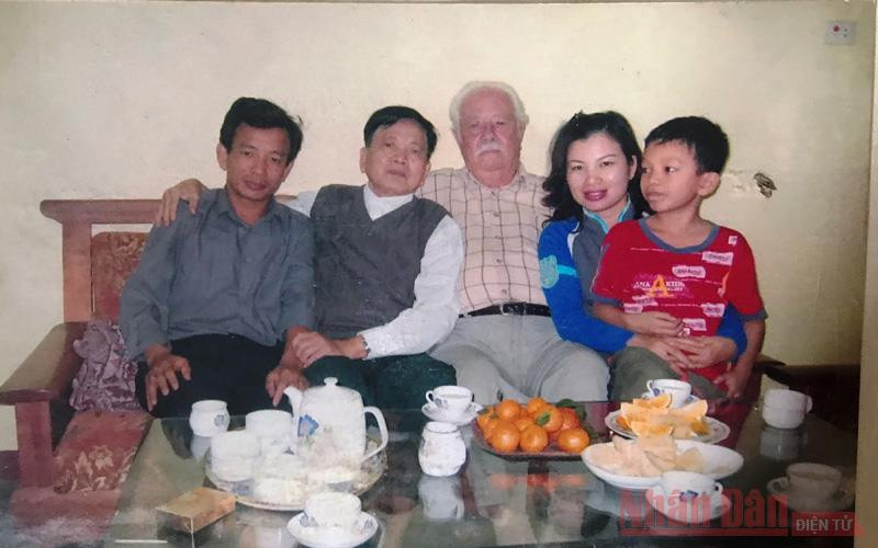 Đại tá Võ Văn Minh chụp lưu niệm cùng ông Nguyễn Văn Lập và gia đình con gái. “Anh Lập là một con người quá hiếm” -0