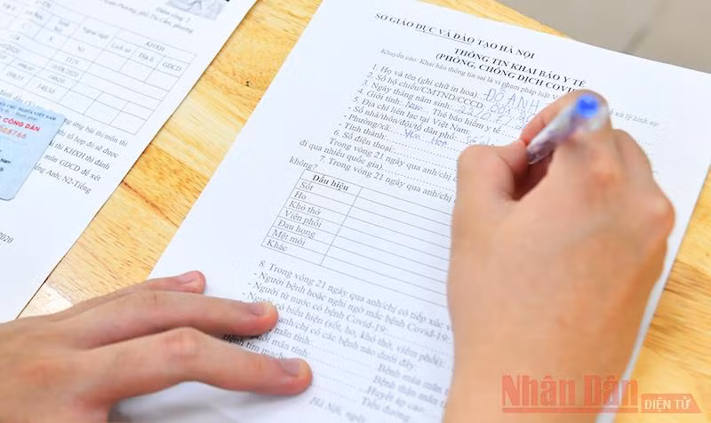 Thí sinh thực hiện khai báo y tế. Ảnh: THUỶ NGUYÊN