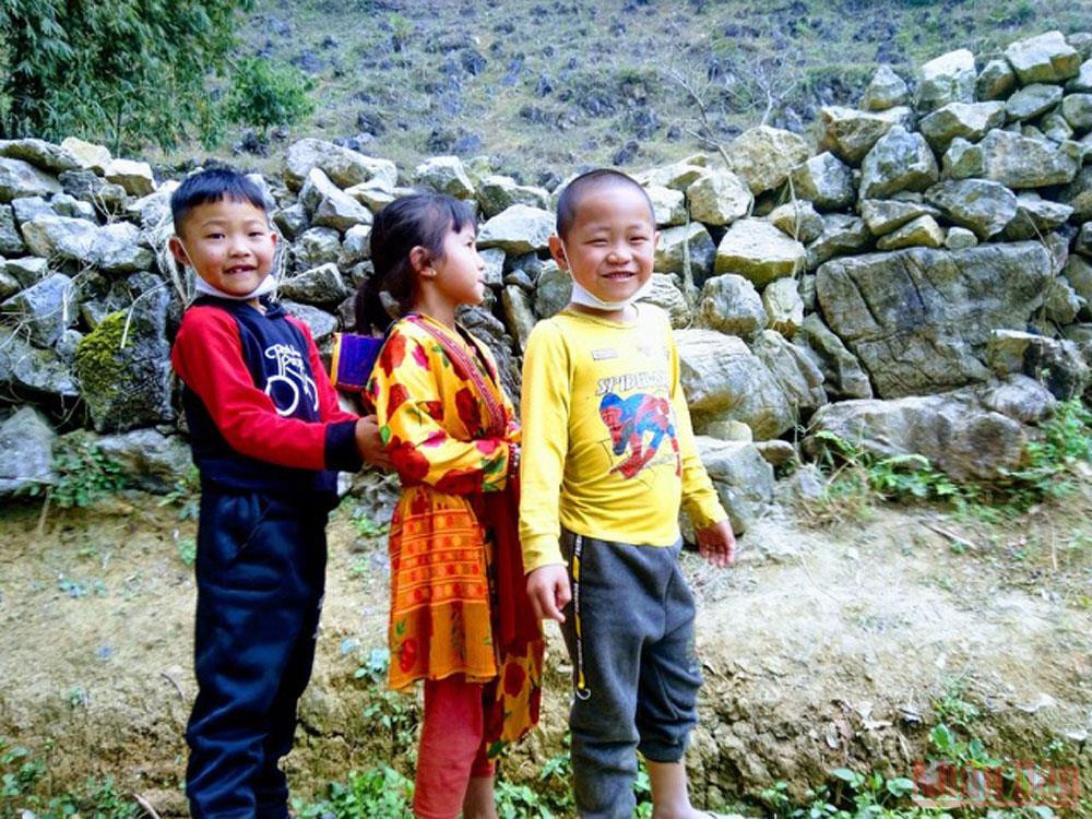 Ngày ngày, bên triền đá người lớn làm nương, trẻ em thì thỏa sức nô đùa... Về miền cao nguyên đá Tủa Chùa -0