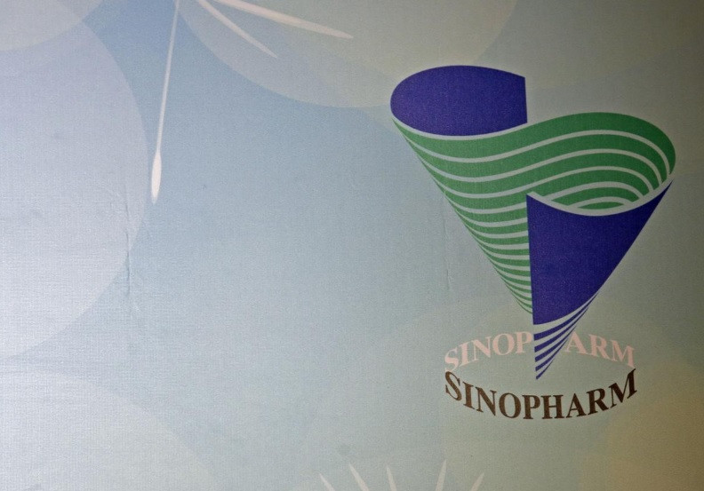Logo công ty của Sinopharm. Ảnh: Reuters. Những ứng cử viên dẫn đầu “cuộc đua” vaccine Covid-19 -0