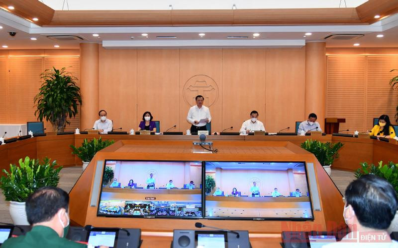 Quang cảnh hội nghị tại điểm cầu UBND thành phố Hà Nội. (Ảnh: DUY LINH) Hà Nội xử lý nghiêm người đứng đầu nếu để dịch bệnh lây lan -0