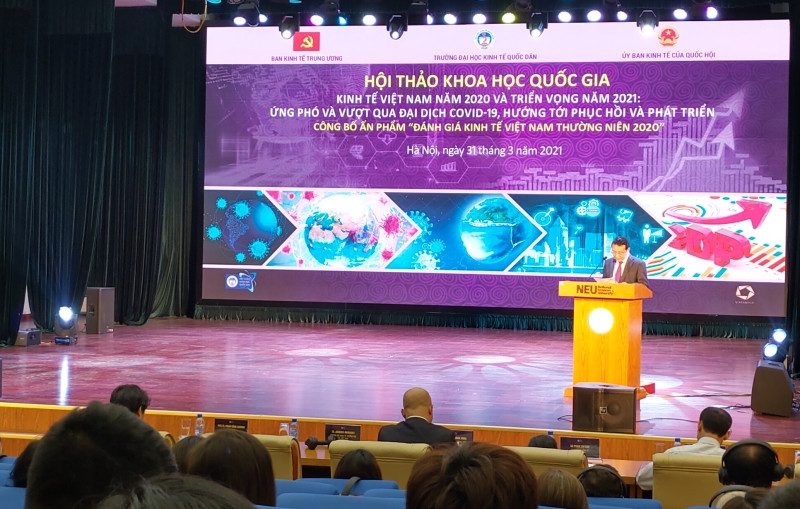 PGS,TS Nguyễn Hồng Sơn, Phó Trưởng Ban Kinh tế T.Ư đọc báo cáo đề dẫn hội thảo.
