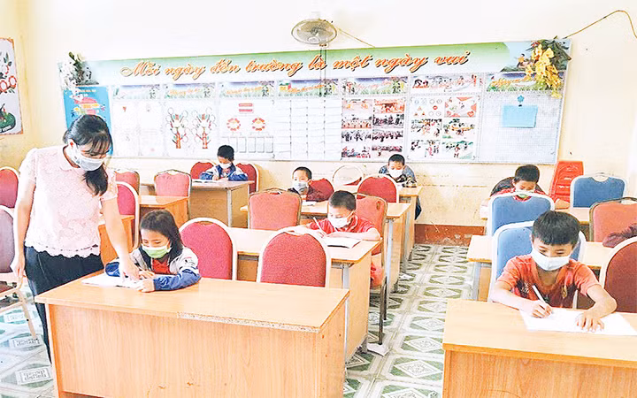 Giờ học của học sinh Trường Phổ thông dân tộc bán trú-tiểu học Mường Toong số 1, xã Mường Toong, huyện Mường Nhé, tỉnh Điện Biên. Ảnh: LÊ LAN